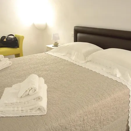 Guest house In - Elpis - Santa Sofia *